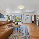 B5331 La Jolla Beach Bungalow
